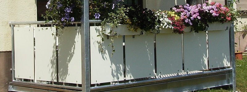 Balkon Verkleidung aus HPL Platten 8mm Dekor U001 Warmweiß Balkon Verkleidung aus HPL Platten 8mm Dekor U001 Warmweiß