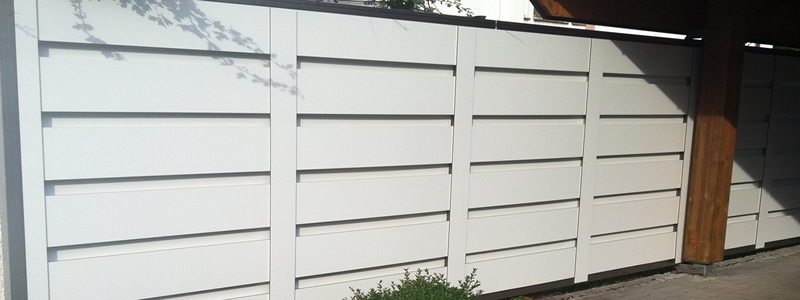 Sichtschutzwand aus witterungsbeständigen HPL Dekorplatten Sichtschutzwand aus witterungsbeständigen HPL Dekorplatten