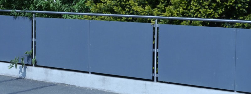 Dekorative Zaunfeldfüllung aus Kompaktplatten Dekorative Zaunfeldfüllung aus Kompaktplatten