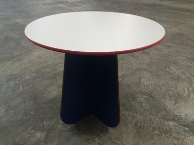 Kompaktplatte als Tischplatte rund Kanten ballig gefräst 13mm roter Kern Dekor U001 Kompaktplatte als Tischplatte rund Kanten ballig gefräst 13mm roter Kern Dekor U001