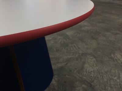 Kompaktplatte als Tischplatte rund Kanten ballig gefräst 13mm roter Kern Dekor U001 Detail Kompaktplatte als Tischplatte rund Kanten ballig gefräst 13mm roter Kern Dekor U001 Detail