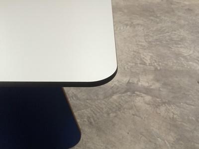 HPL Tischplatte Kanten ballig gefräst 10mm schwarzer Kern Dekor U011 Detail HPL Tischplatte Kanten ballig gefräst 10mm schwarzer Kern Dekor U011 Detail