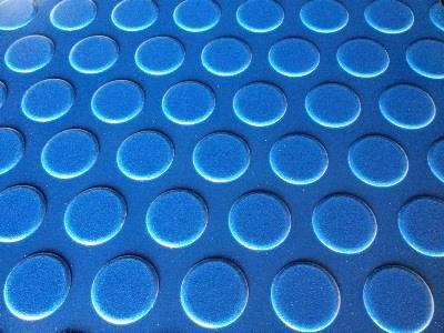 Kompaktplatte als rutschfeste Bodenplatte mit runder Noppenstruktur Kompaktplatte als rutschfeste Bodenplatte mit runder Noppenstruktur