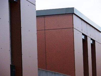 Fassadenverkleidung aus witterungsbeständigen Kompaktplatten Fassadenverkleidung aus witterungsbeständigen Kompaktplatten